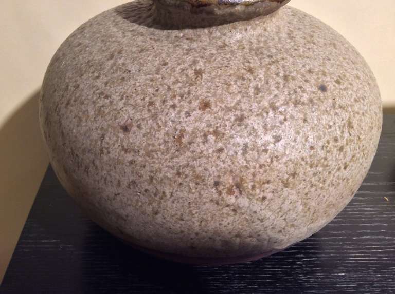 Vernissé Magnifique vase en poterie texturée et émaillée avec monogramme GP en vente