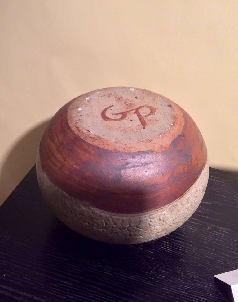Magnifique vase en poterie texturée et émaillée avec monogramme GP Bon état à Palm Springs, CA