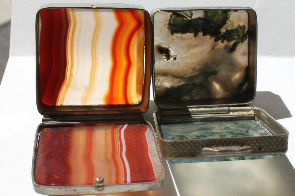 4 old snuff boxes with specemin agate tops and bases, one appears to be of silver. They are really quite nice and colorful and make a nice collection. The metal on the agate boxes appears not to be precious. Dimensions given below are for the oval