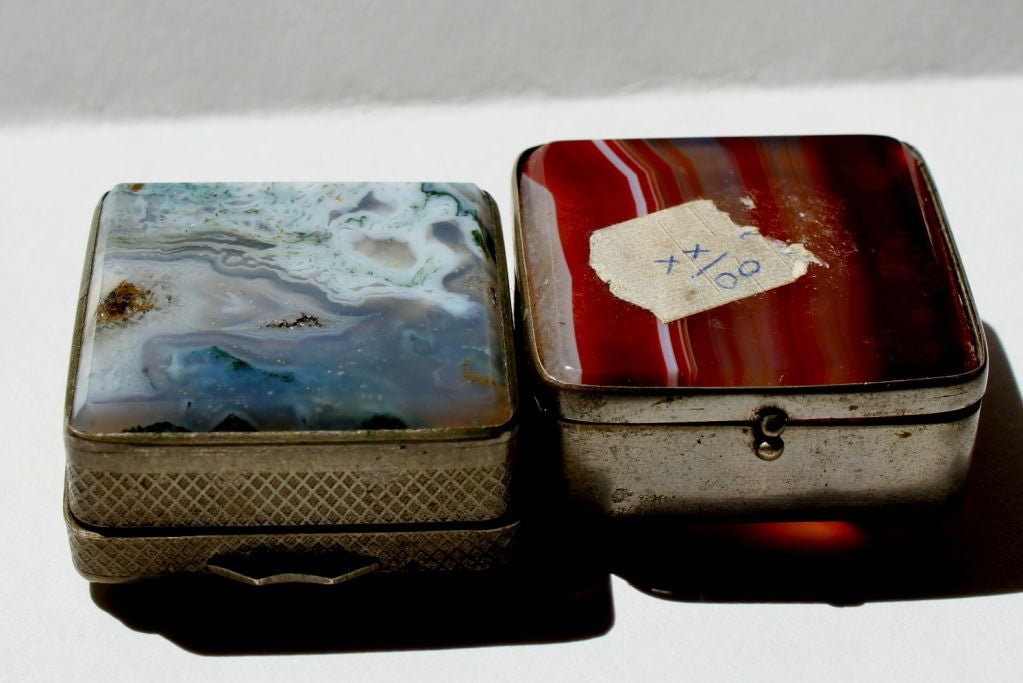 20th Century 5 old snuff or pill boxes with specemin agate tops and bottoms.