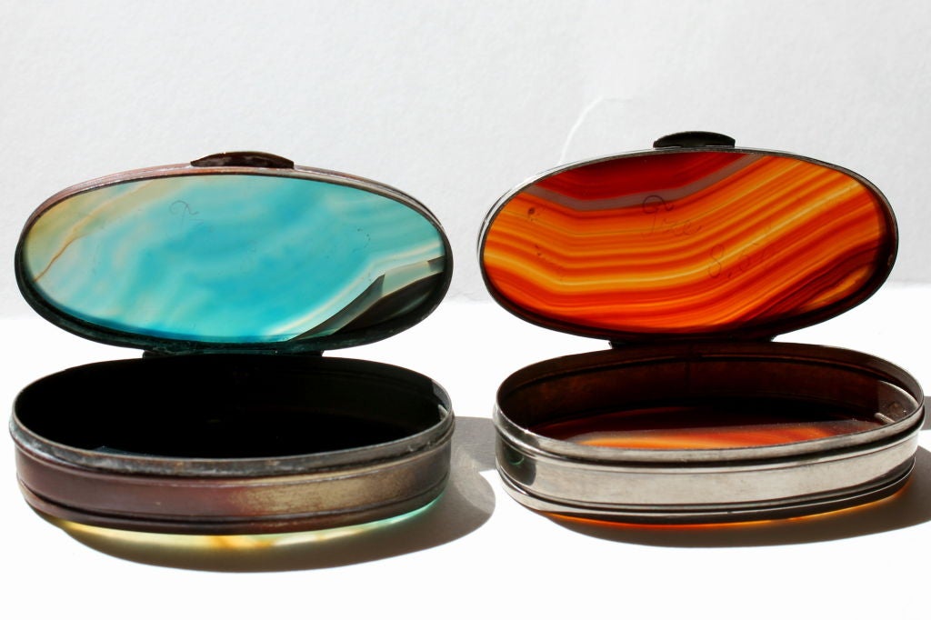 5 old snuff or pill boxes with specemin agate tops and bottoms. 2