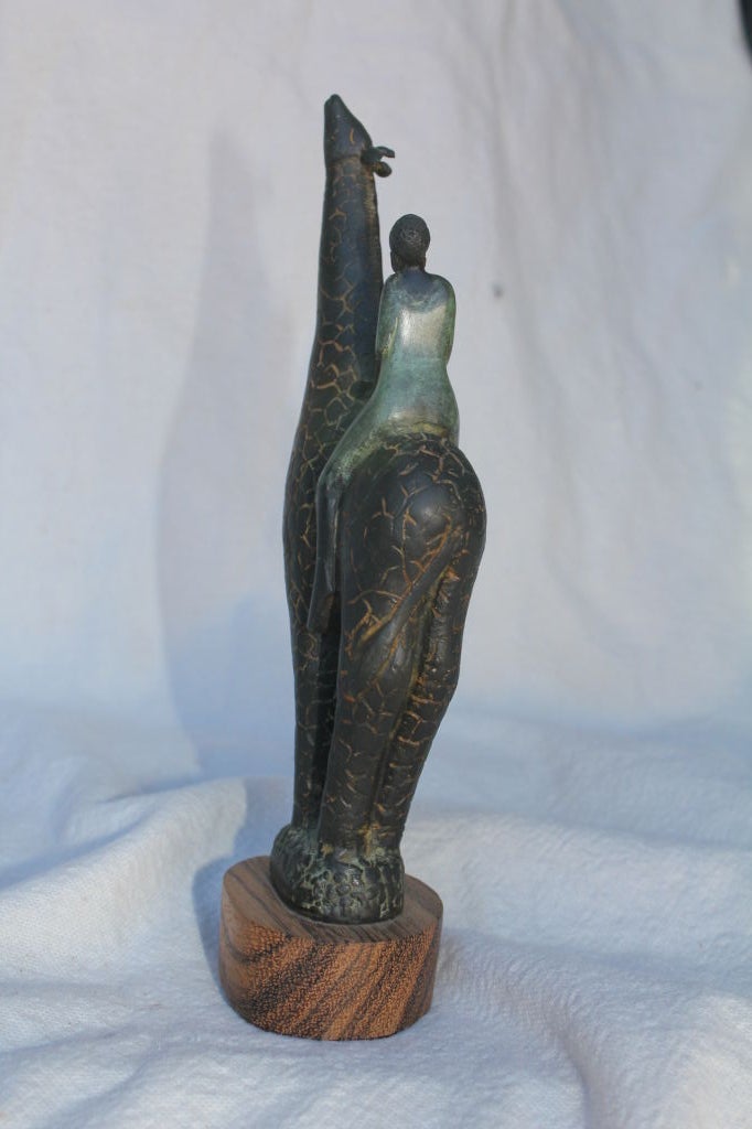 Fine XX secolo Bronzo dell'artista del Colorado Craig Lehmann Giraffa con cavaliere africano in vendita