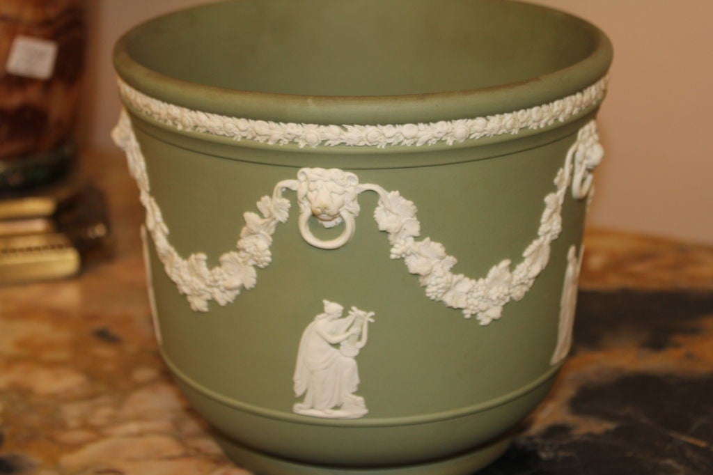 English Early 20th century Wedgwood Neoclassical vase in Green