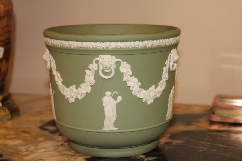 20th Century Early 20th century Wedgwood Neoclassical vase in Green
