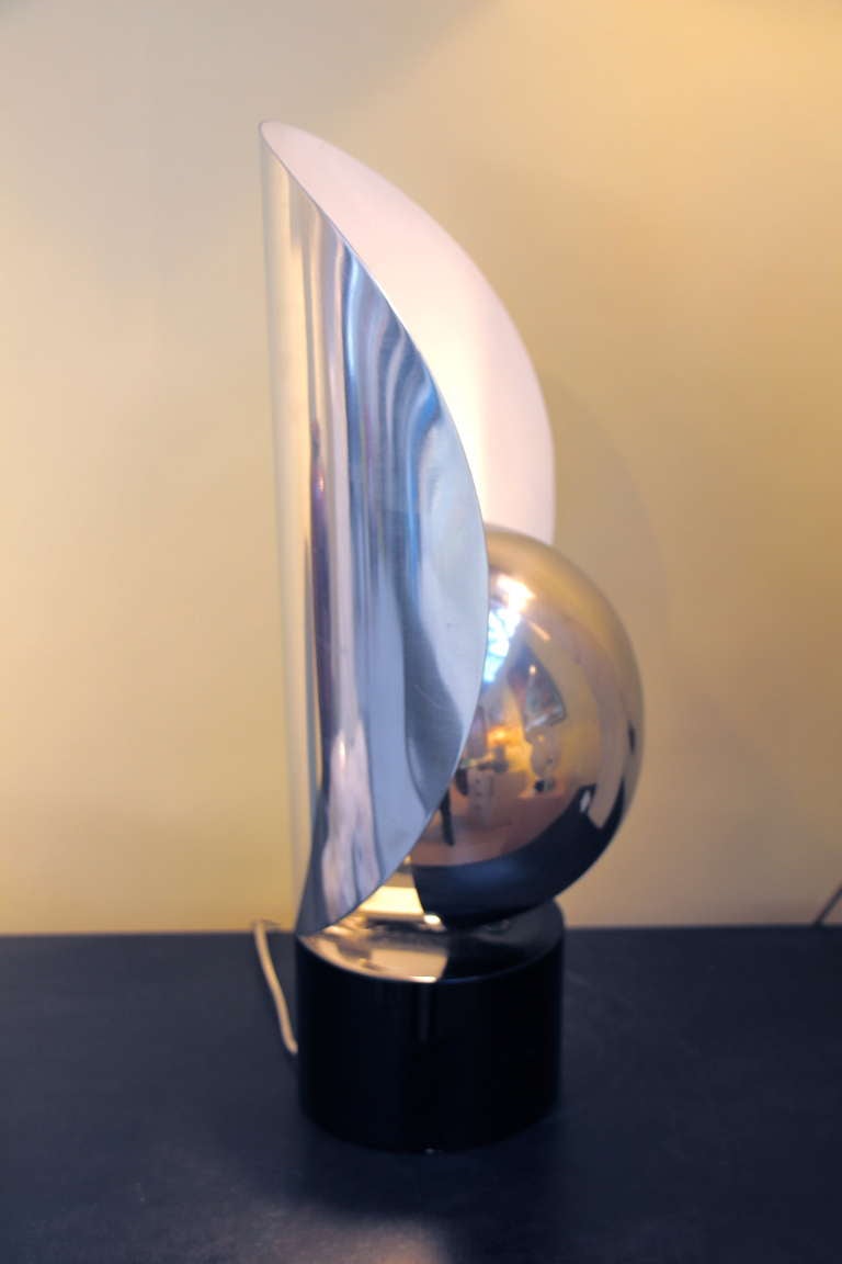 Une lampe italienne très inhabituelle faite en partie d'aluminium et en partie de métal émaillé. Il porte une étiquette métallique 