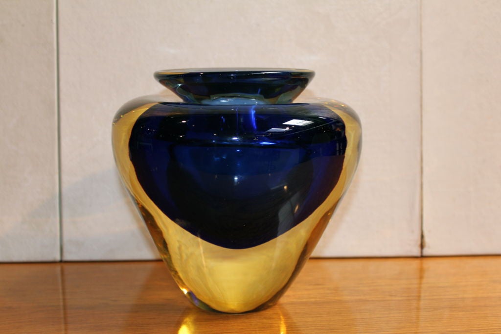 A very nice heavy hand blown vase retailed by Oggetti of Murano Italy. It is artist etched on the bottom, although we cannot make out the signature.