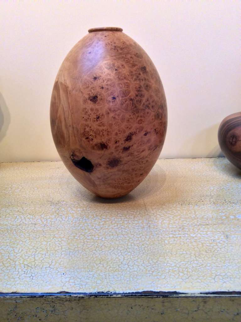 A quite beautiful hand turned vessel by the artisan Tom Post. Elegant with great grain and lightness. Signed on the base and identified as maple burl.