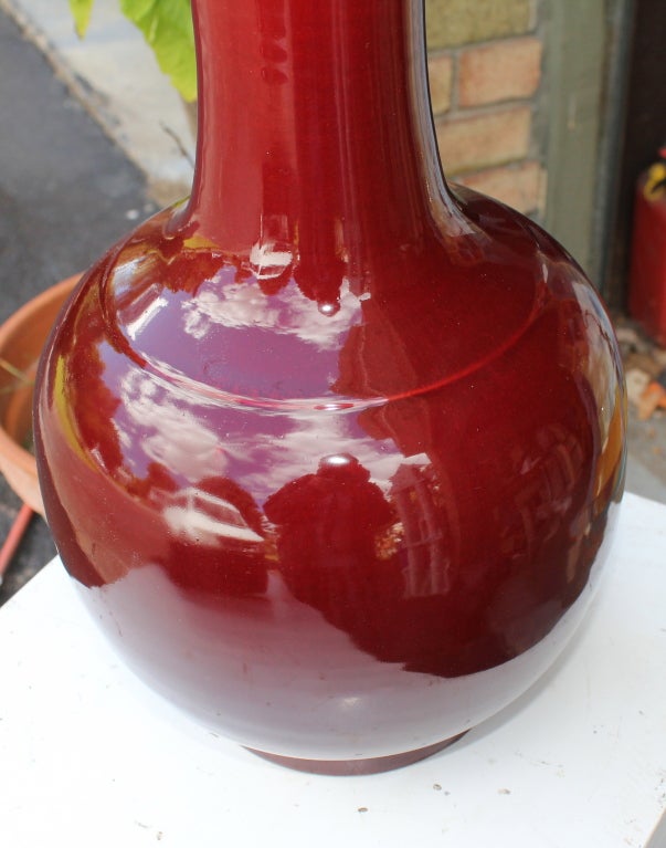 Un joli vase chinois couleur sang de boeuf qui est probablement du 19ème siècle mais pourrait être du tout début du 20ème siècle. Une section a été réparée par un professionnel.