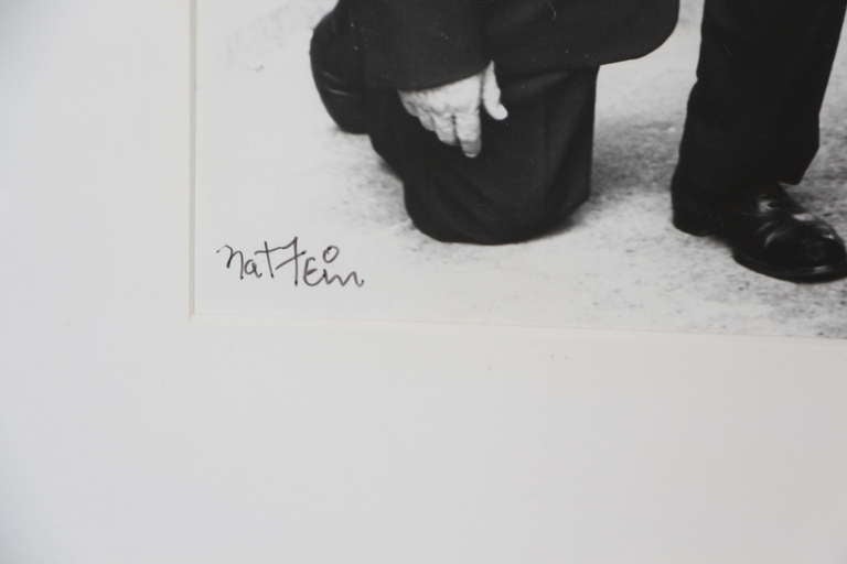 Américain Photographie gélatino-argentique signée Nat Fein d'Albert Schweitzer en vente