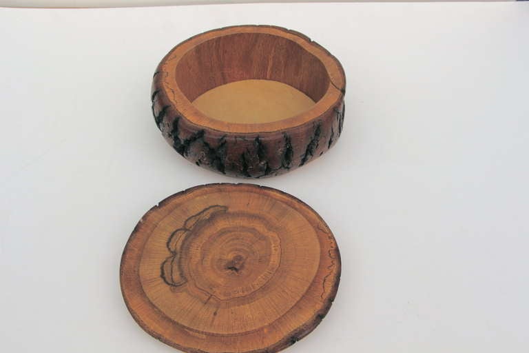 Schalenschachtel aus hand gedrechseltem Holz mit passendem Deckel im Zustand „Gut“ im Angebot in Palm Springs, CA