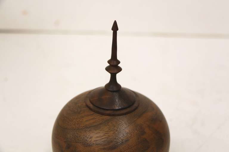 Beautiful black walnut turned vessel by Paul Maurer In Excellent Condition For Sale In Palm Springs, CA