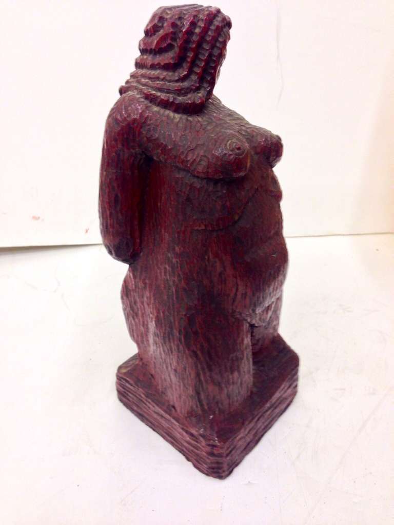 Bois Sculpture directe en bois d'une femme nue en vente