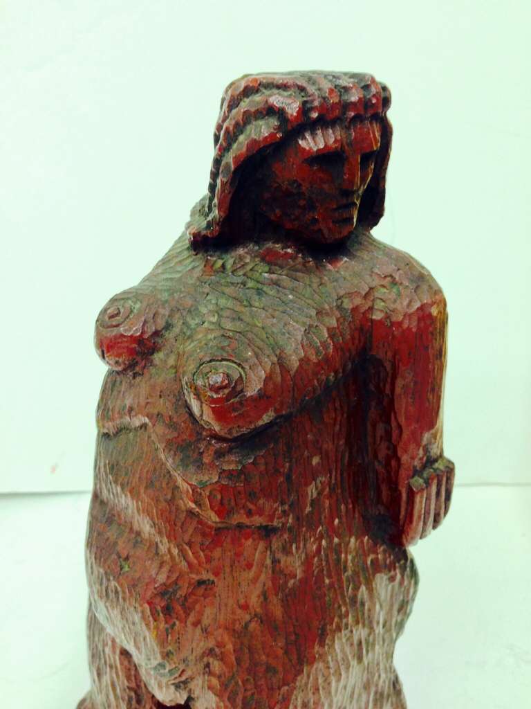 Artisanat Sculpture directe en bois d'une femme nue en vente