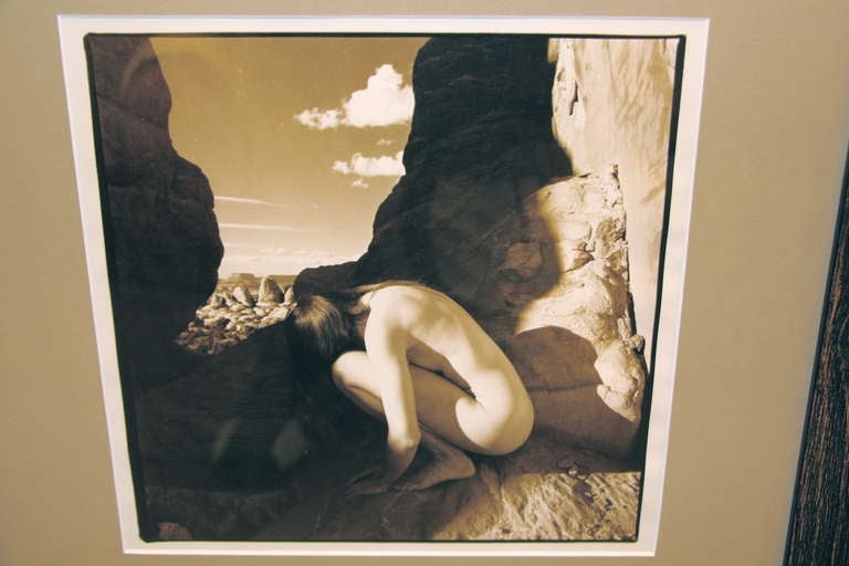Estupenda fotografía en gelatina de plata con tonos sepia de una mujer desnuda. Gran composición en un nuevo mate y marco.