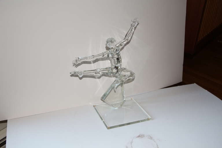 Une superbe sculpture en verre d'un danseur nu masculin avec des détails incroyables. Veuillez voir le travail dans les mains et les pieds.