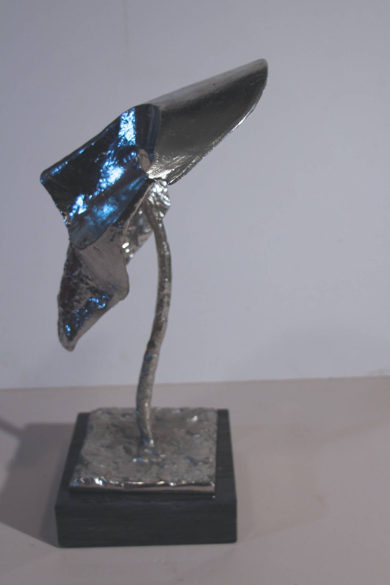 Inconnu Buste abstrait en métal moulé sur socle en marbre en vente