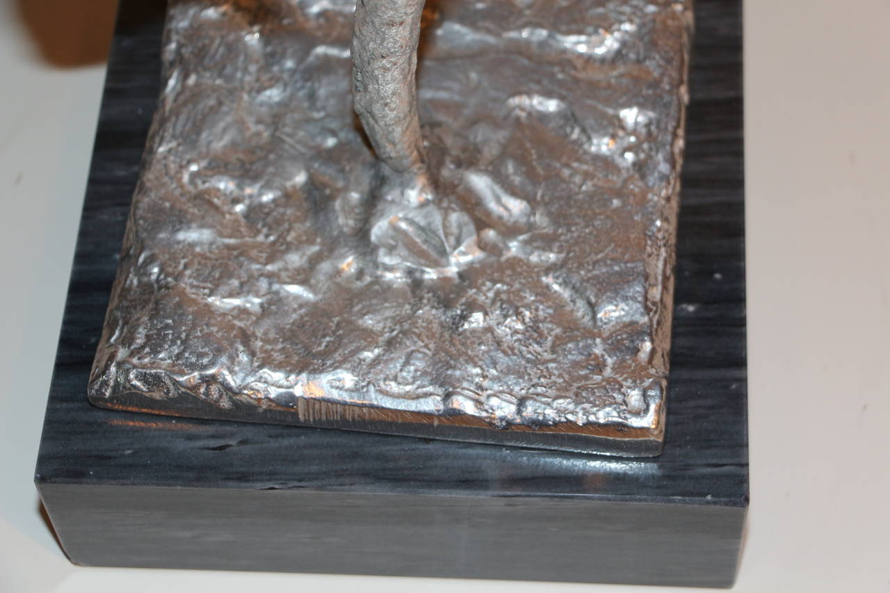 Buste abstrait en métal moulé sur socle en marbre Bon état - En vente à Palm Springs, CA