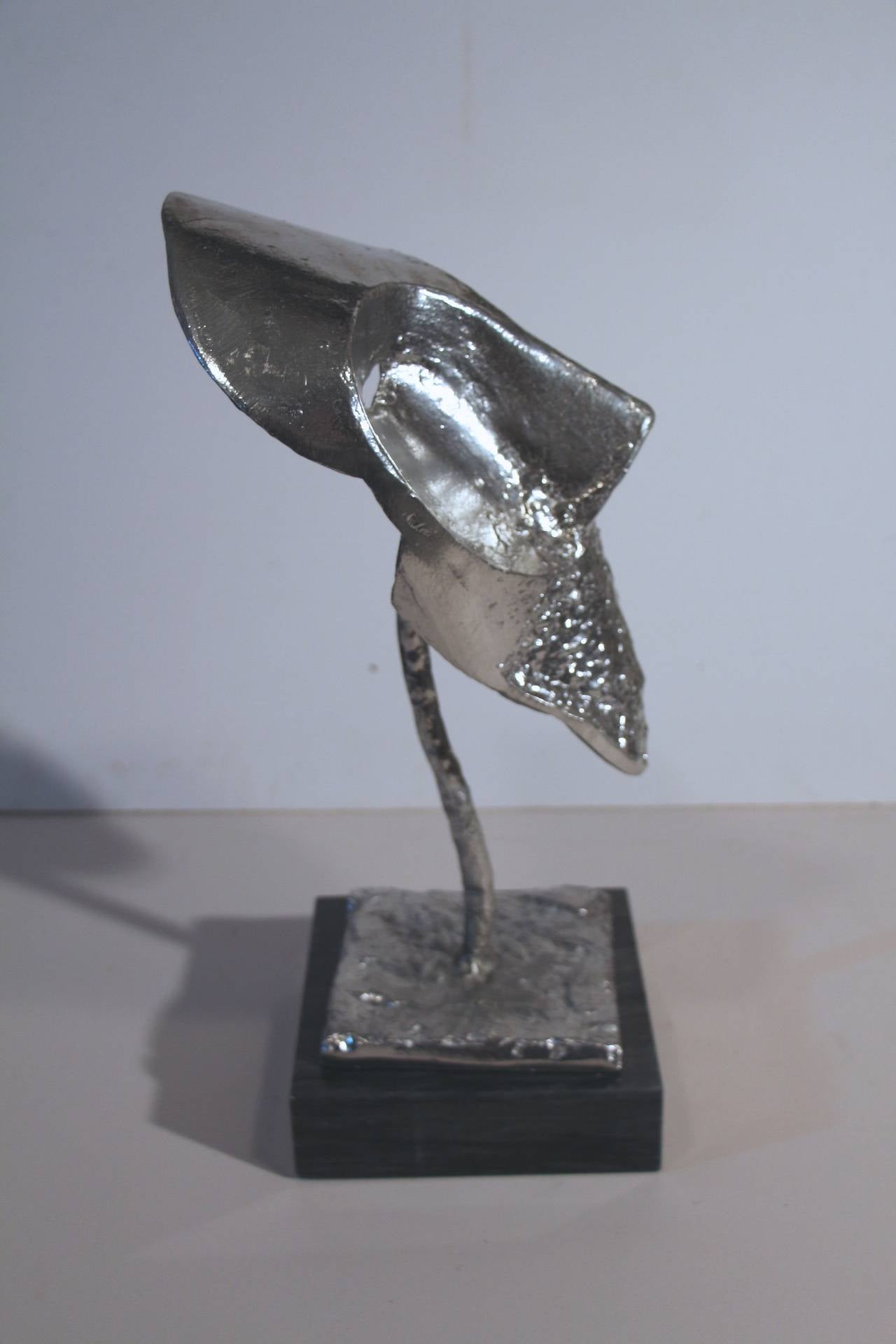 Métal Buste abstrait en métal moulé sur socle en marbre en vente