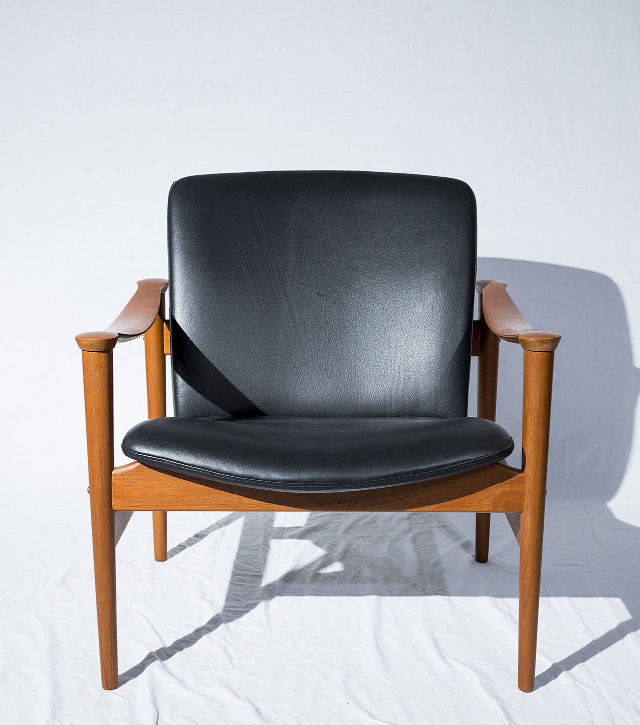 Chaise longue Fredrik Kayser conçue en 1961 et produite par Vatne Mobler. Note : Nous avons une paire disponible.