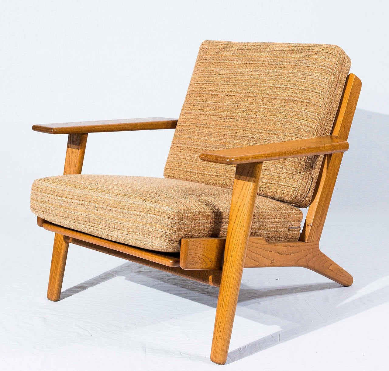 Scandinavian Modern Pair of Hans Wegner GE-290 Lounge Chairs