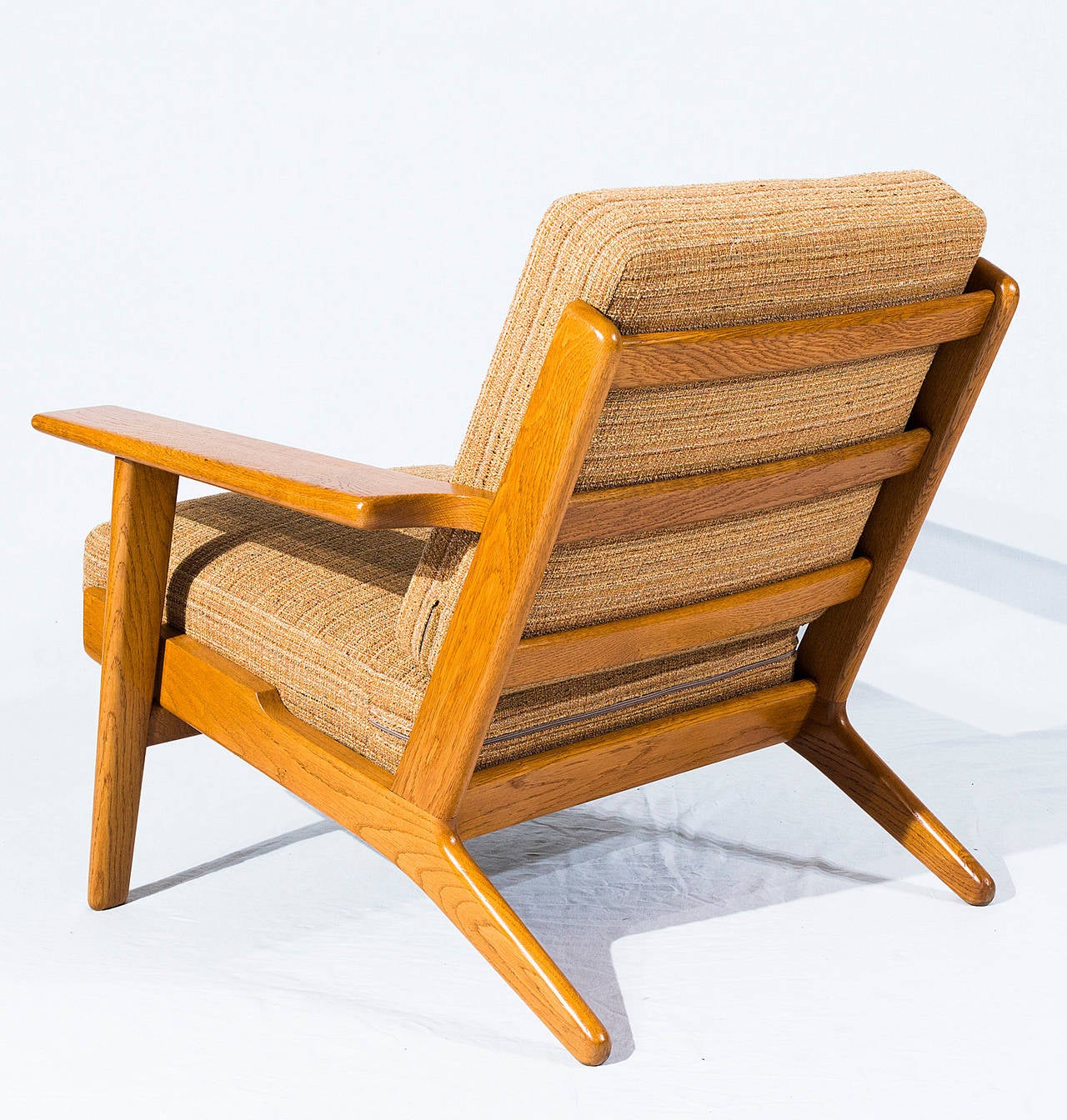 Pair of Hans Wegner GE-290 Lounge Chairs In Excellent Condition In Los Angeles, CA