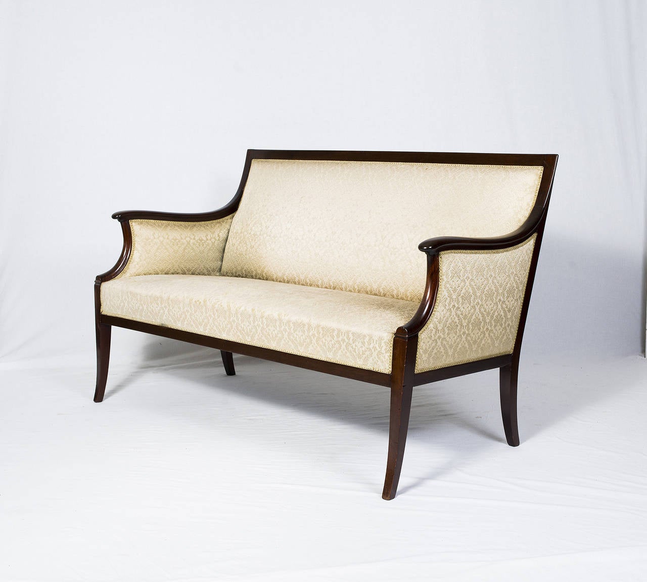 Frits Henningsen-Sofa.  Geschäft früher bekannt als ARTFUL DODGER INC