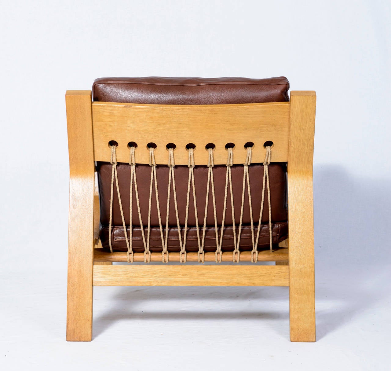 Scandinavian Modern Pair of Hans Wegner GE-671 Lounge Chairs
