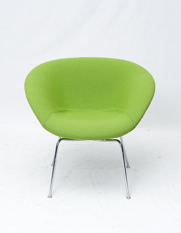 Chaise à pot Arne Jacobsen conçue en 1959 et produite par Fritz Hansen.   Magasin anciennement connu sous le nom de ARTFUL DODGER INC.