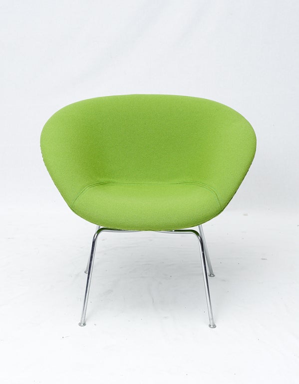 Arne Jacobsen Topfstuhl aus dem Jahr 1959, hergestellt von Fritz Hansen.   Geschäft früher bekannt als ARTFUL DODGER INC