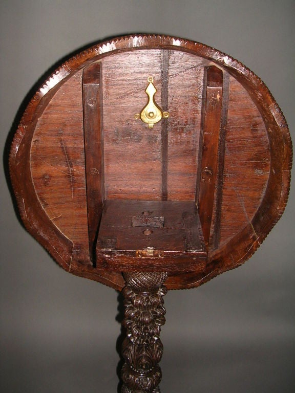 Table d'appoint indo-portugaise du XIXe siècle à plateau basculant en bois de rose sculpté en vente 7