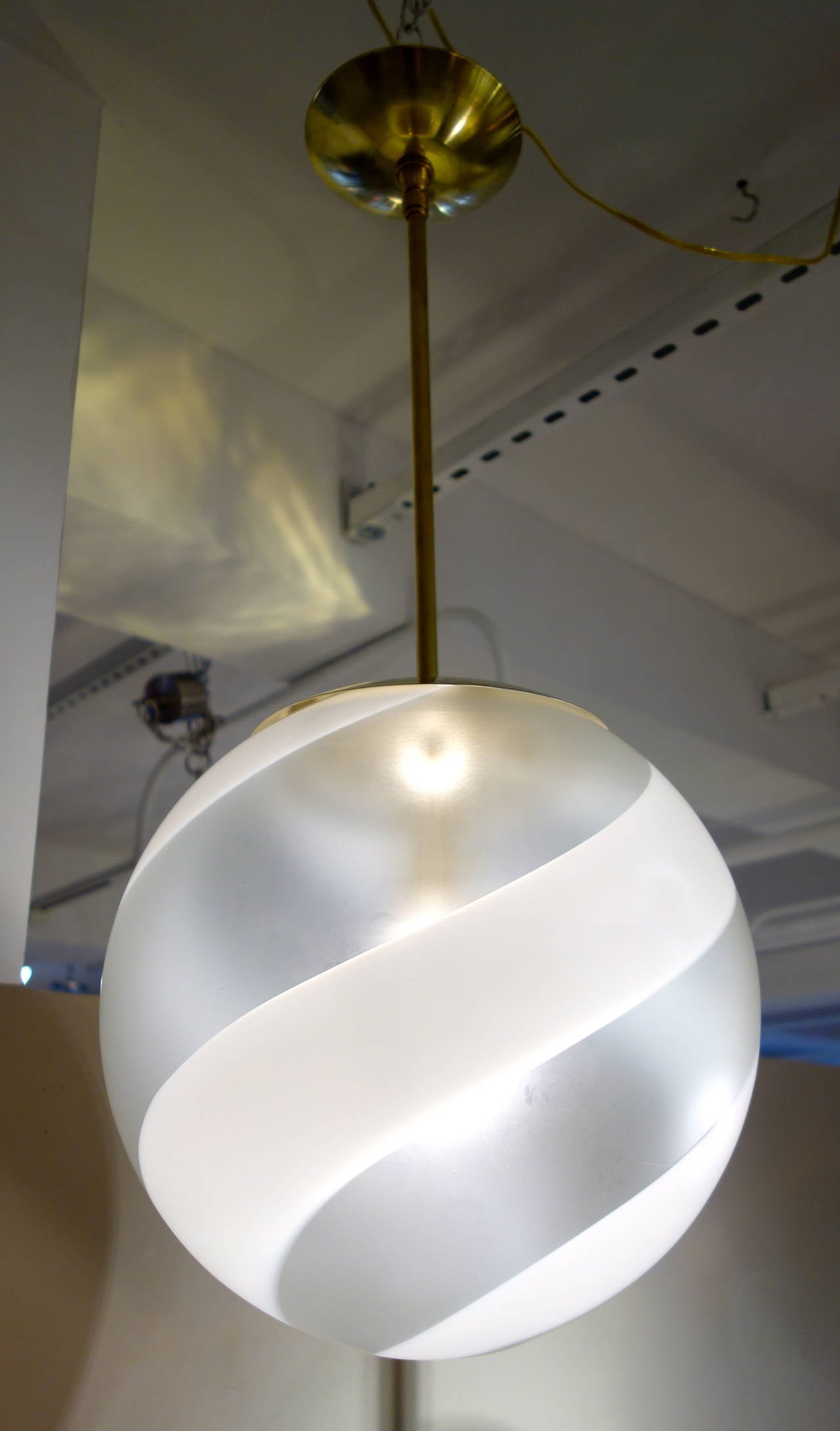 Mid-Century Modern Lampe à suspension en verre de Murano en forme de globe en spirale blanche, Italie, milieu du siècle dernier en vente