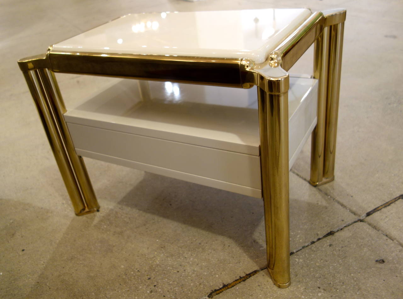 Pair of Italian Mid-Century Italian Cream Lacquered and Brass Nightstands In Good Condition In New York, NY