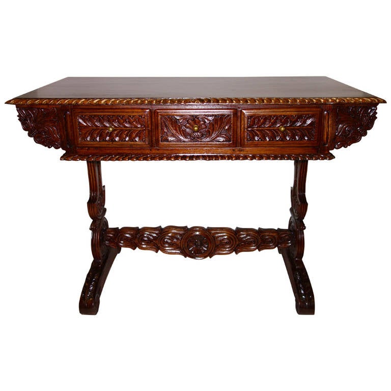 Table de bureau ou de canapé anglo-indienne du 19ème siècle en bois de rose sculpté