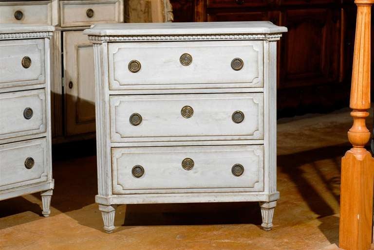 Pair of 1810 Swedish Period Gustavian Three-Drawer Commode with Light Grey Paint In Good Condition In Atlanta, GA