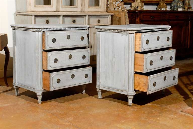 Pair of 1810 Swedish Period Gustavian Three-Drawer Commode with Light Grey Paint 4