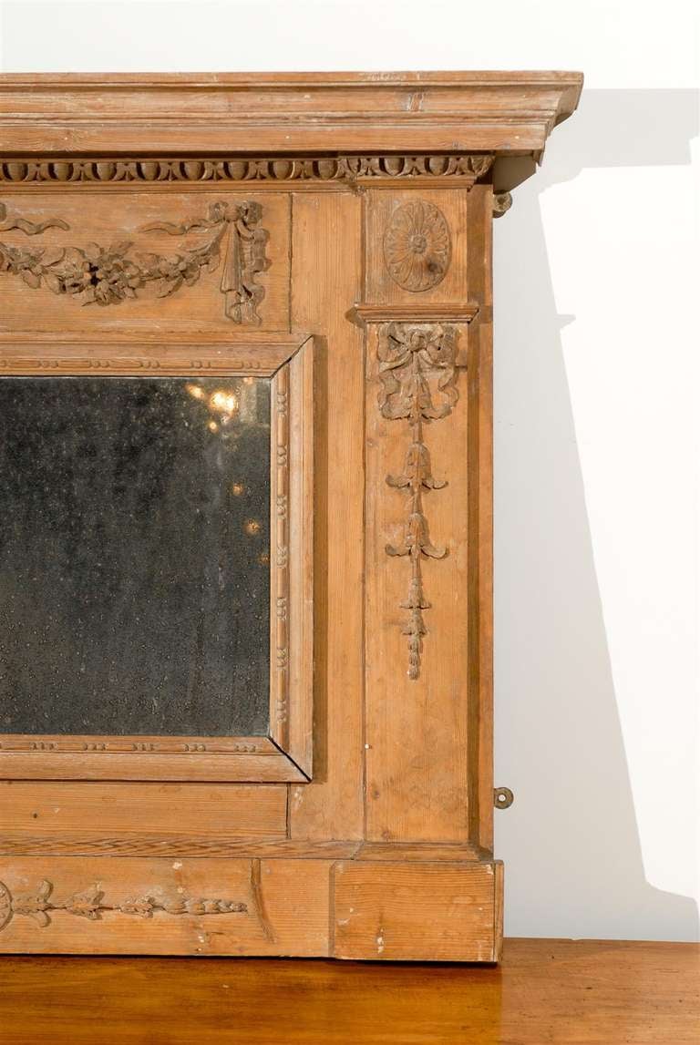 English 1780s Georgian Period Pine Mirror with Original Glass and Carved Swags For Sale 1