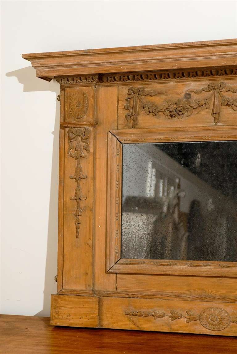 English 1780s Georgian Period Pine Mirror with Original Glass and Carved Swags For Sale 2