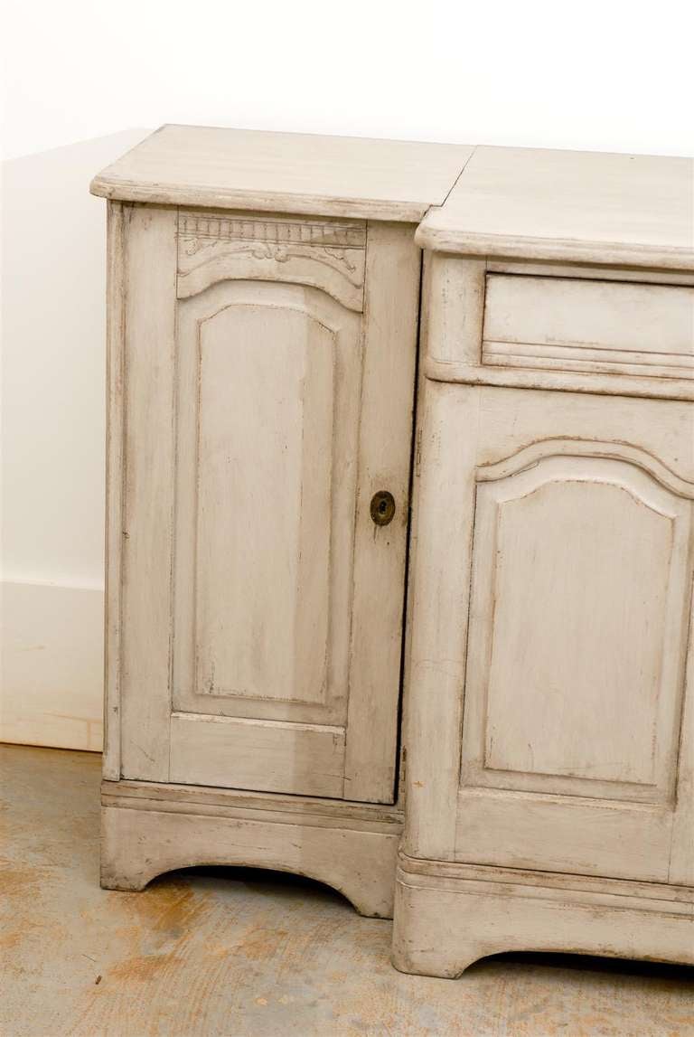 Swedish 1820s Painted Wood Breakfront Enfilade with Single Drawer and Four Doors 4