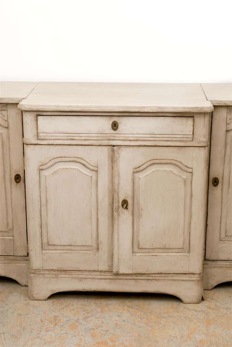 Swedish 1820s Painted Wood Breakfront Enfilade with Single Drawer and Four Doors 3