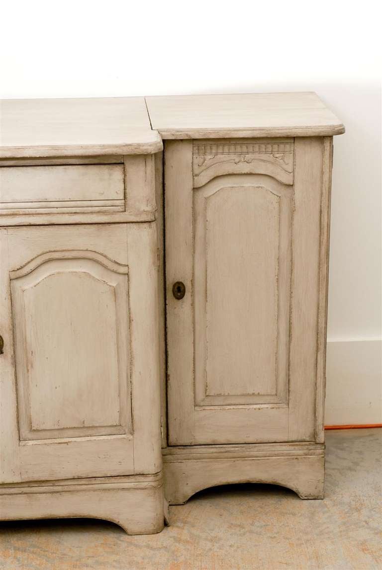 19th Century Swedish 1820s Painted Wood Breakfront Enfilade with Single Drawer and Four Doors