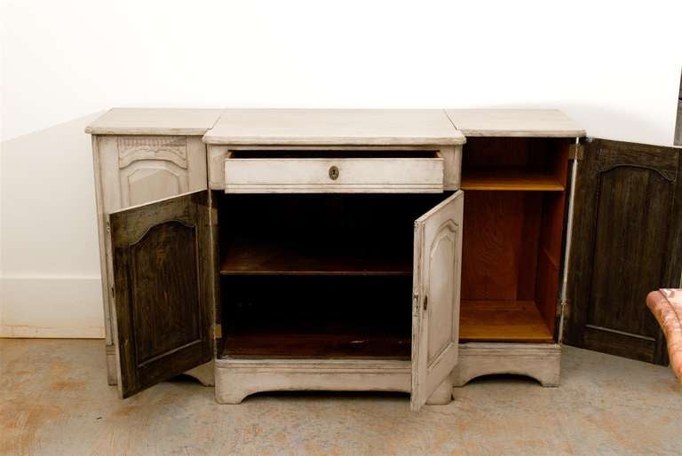 Swedish 1820s Painted Wood Breakfront Enfilade with Single Drawer and Four Doors 1
