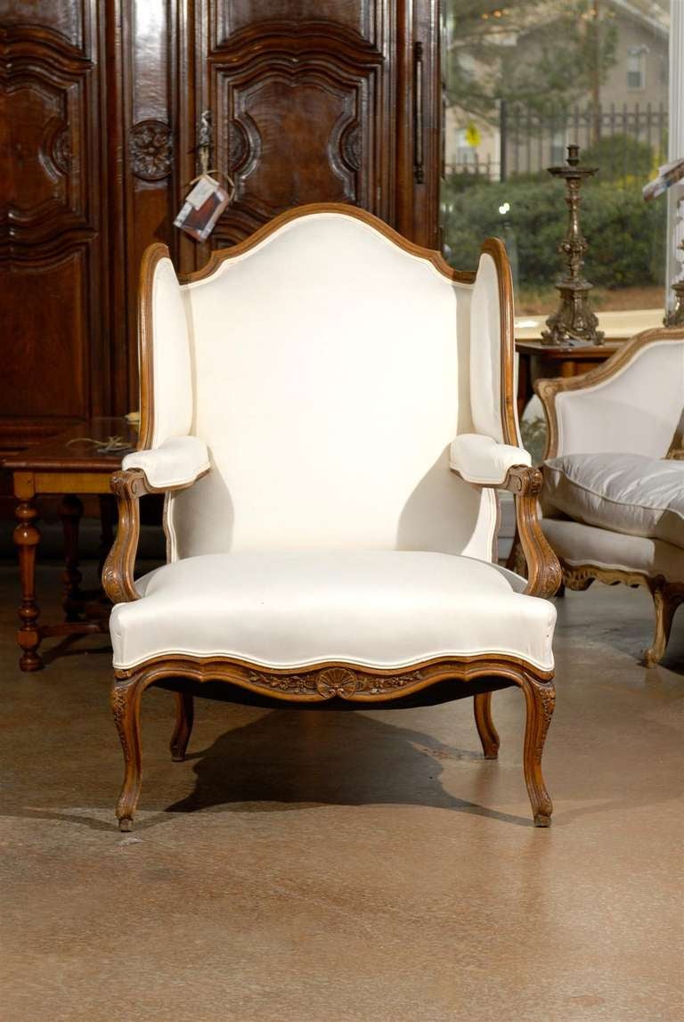 Pair of Louis XV Period French Walnut Confessional Bergère Chairs, circa 1750 In Good Condition In Atlanta, GA