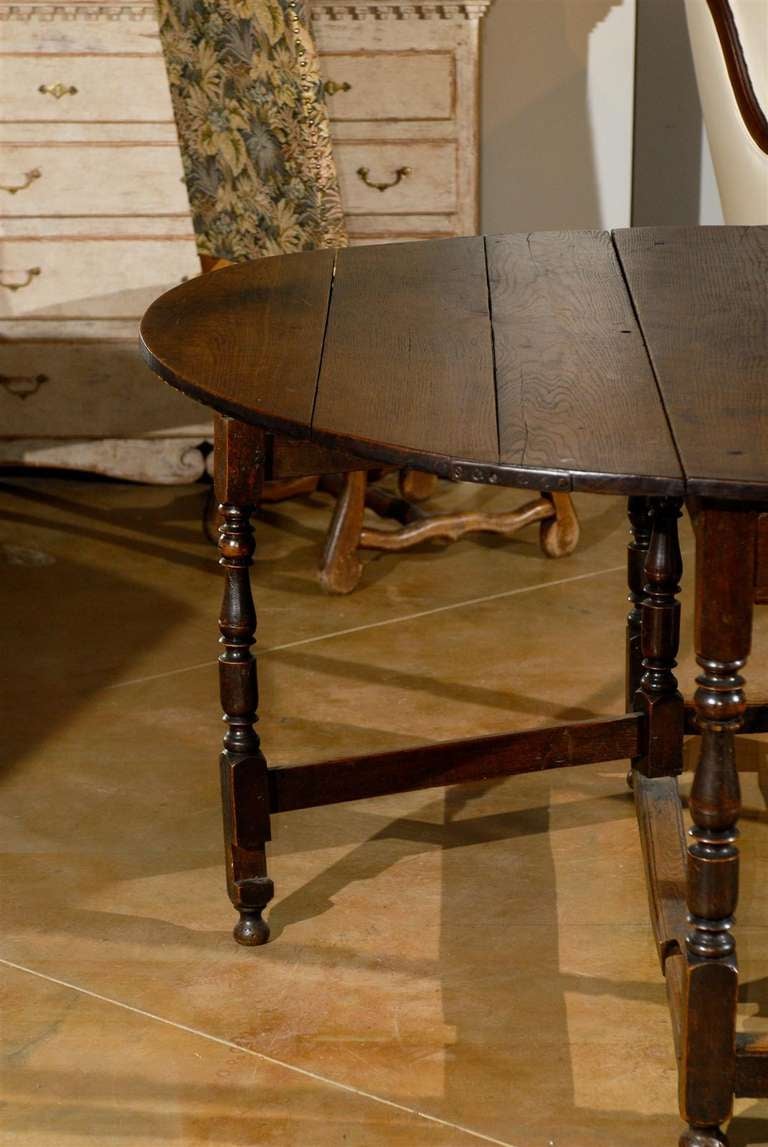 English Charles II Style Walnut Gateleg Drop-Leaf Table with Turned Legs, 1850s In Good Condition In Atlanta, GA