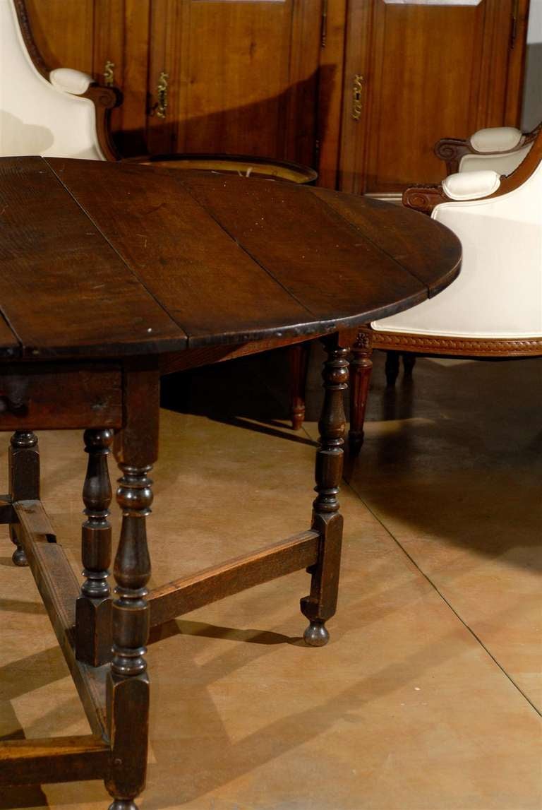 English Charles II Style Walnut Gateleg Drop-Leaf Table with Turned Legs, 1850s 1
