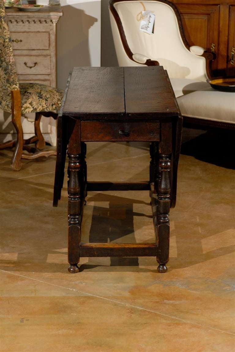 Wood English Charles II Style Walnut Gateleg Drop-Leaf Table with Turned Legs, 1850s
