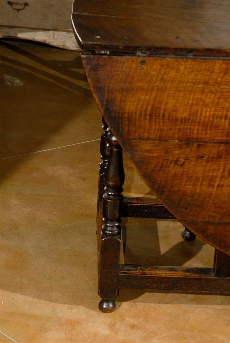 English Charles II Style Walnut Gateleg Drop-Leaf Table with Turned Legs, 1850s 2