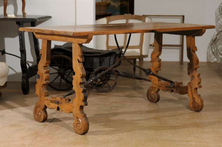 A Spanish Baroque style chestnut wood Fratino sofa table with lyre shaped legs from the late 19th century. This Fratino table was born in Spain during the second half of the 19th century. Featuring a rectangular top, the table is raised on four
