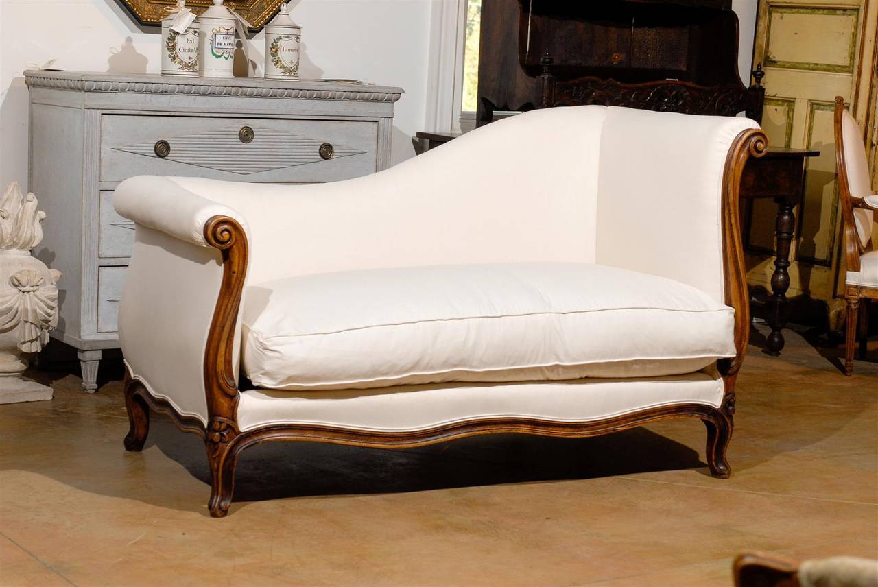 French Louis XV Style, 1830s Walnut Upholstered Méridienne with Scrolled Sides 2