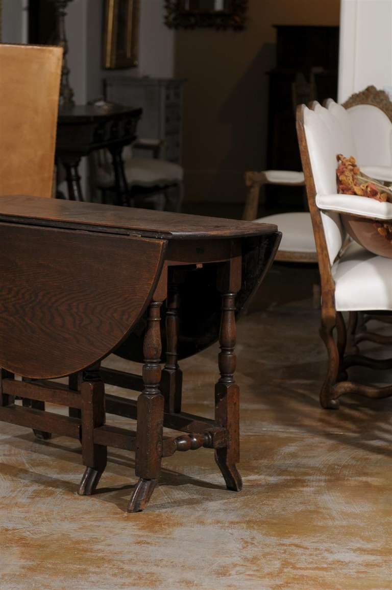 18th Century English Oak Gateleg Drop-Leaf Table with Turned Legs and Drake Feet For Sale 3