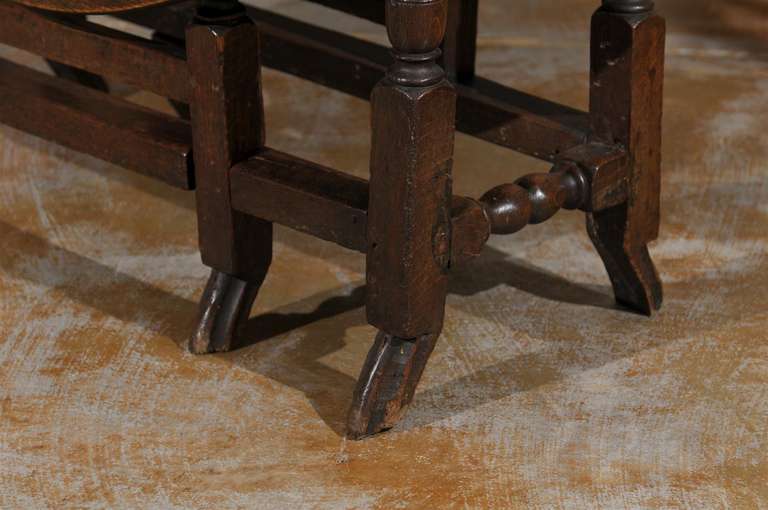 18th Century English Oak Gateleg Drop-Leaf Table with Turned Legs and Drake Feet For Sale 4